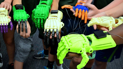 استفاده از چاپ سه بعدی در ساخت دست مصنوعی برای کودکان نیازمند جهان